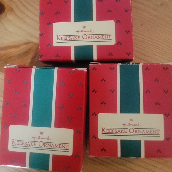 Lot of 3 1986 and 1987 Hallmark ornaments - Picture 2 of 3